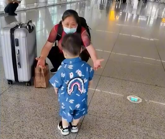 湖北一萌娃见到半年未见的奶奶兴奋跺脚！网友：对奶奶的最高礼仪