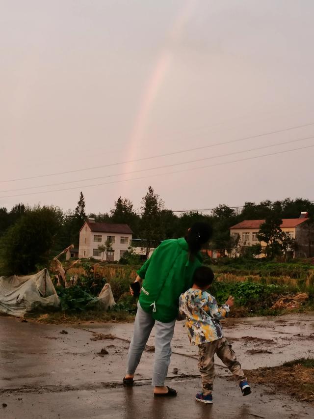 爸爸妈妈辛苦的工作是为了什么？说说咱家的小宝贝是怎么回答的？