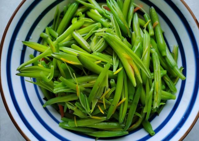 成人吃50g鲜黄花菜就可能中毒！菜无毒，毒怎么来的，如何避免？