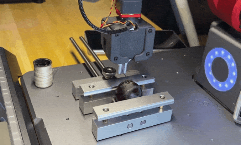 业余时间设计的机械臂给葡萄缝针，华为工程师火了，引无数人膜拜