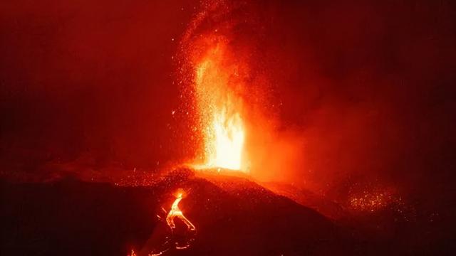 灾难！旅游胜地火山爆发，民宅被吞噬，豪宅泳池变滚锅，7000人撤离，中使馆提醒