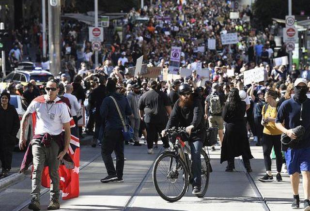 反对！4000名抗议民众上街暴动反对封城，澳大利亚骑警紧急出动
