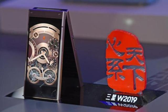 三星发布顶级折叠屏手机，比iPhone  13 Pro  Max贵，网友：还没华为贵