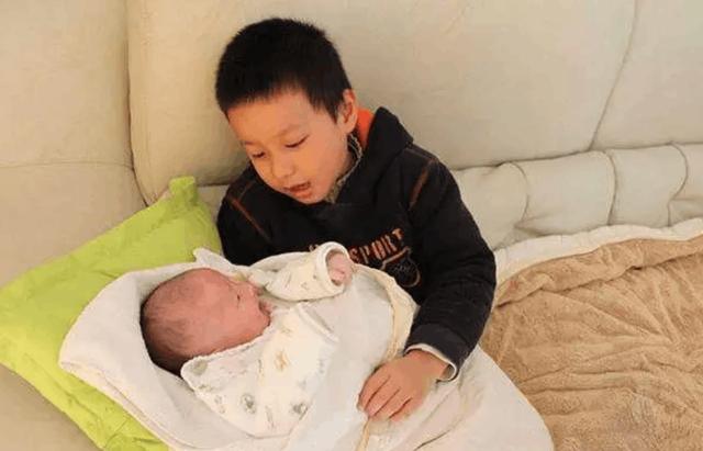 为啥二胎家庭中，宝爸通常更喜欢老二？并非“偏心”原因反而暖心