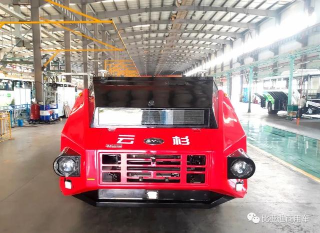 来看看比亚迪的黑科技！无座舱式港口牵引车下线了