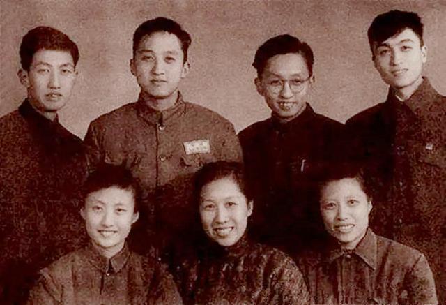 黄宗洛:与黄宗江黄宗英并称“黄氏三杰”，多演小人物，被称“龙套大师”