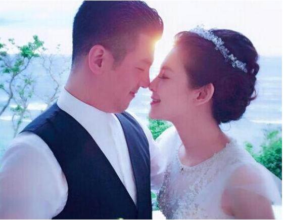 孙志浩:贾静雯女儿过16岁生日，生父孙志浩与后妈出镜，吻其脸颊显亲密