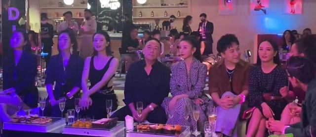 41岁高圆圆出席晚会被拍，生图惊艳气质超群，和旁边好友喝酒热聊