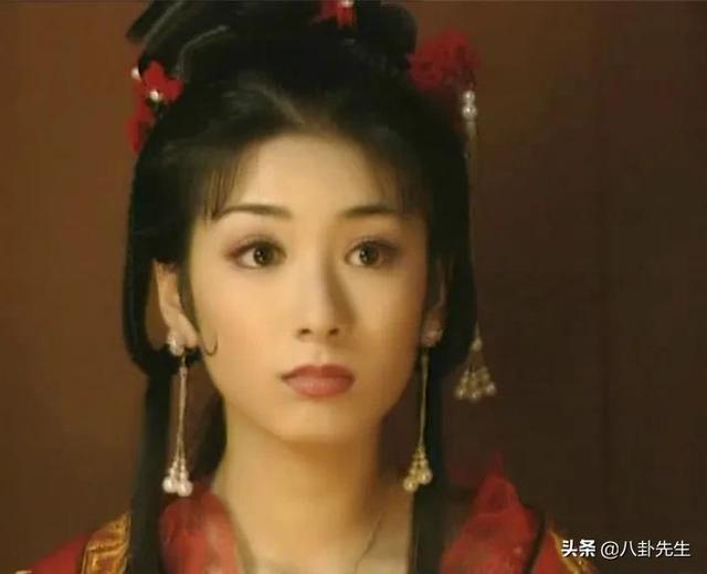 大陶红:折腾脸后颜值大跌的8位女星：多数已过气，有人嘴都歪了
