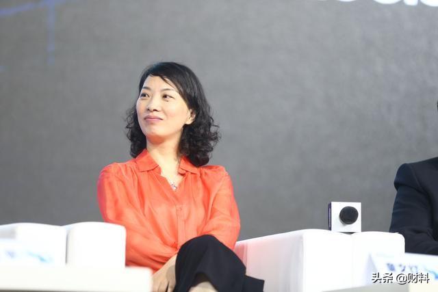 从前台小妹到阿里总裁，童文红跟马云干了21年，如今怎么样了？