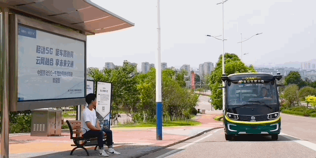 无锡闹市无人车，大爷大妈抢着坐