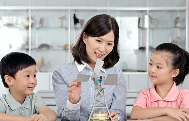 “精致穷”式养娃蔓延，你的狼狈旁人早看穿，娃受到的伤害也不小