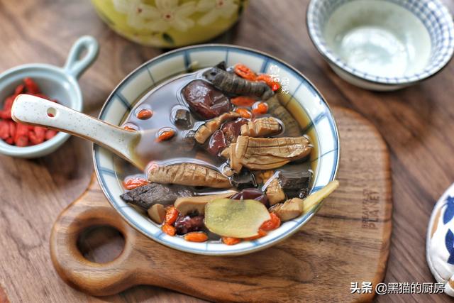 90岁奶奶常买猪腰炖汤，天冷也不担心，腰腿利索身体很不错