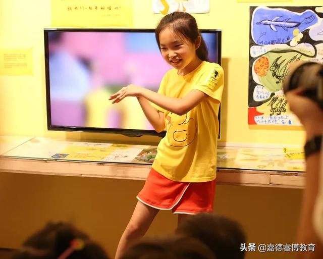 观察上千位小朋友的作品后，他发现，美育能带来堪比迪士尼的快乐