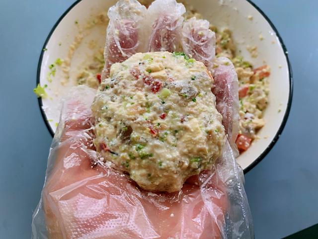 冬天多给孩子做海苔豆腐鲜虾饼，味道鲜美营养高，做法不难