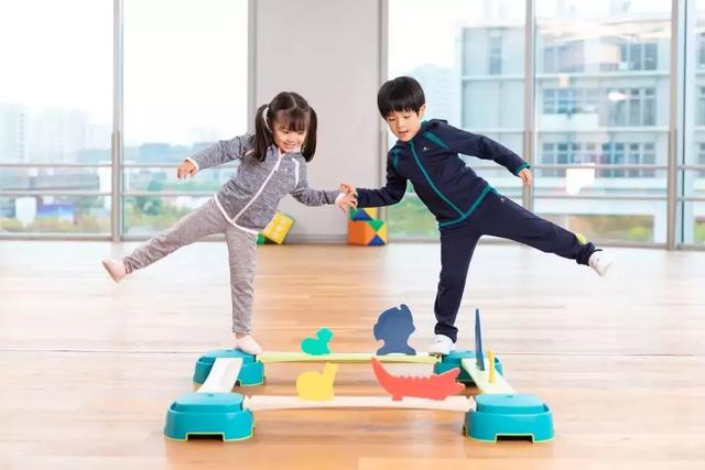 孩子容易跌倒？这些游戏可以训练孩子的平衡能力