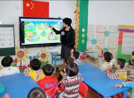 老师教孩子认26个字母，反被家长告上法庭，这是为什么？