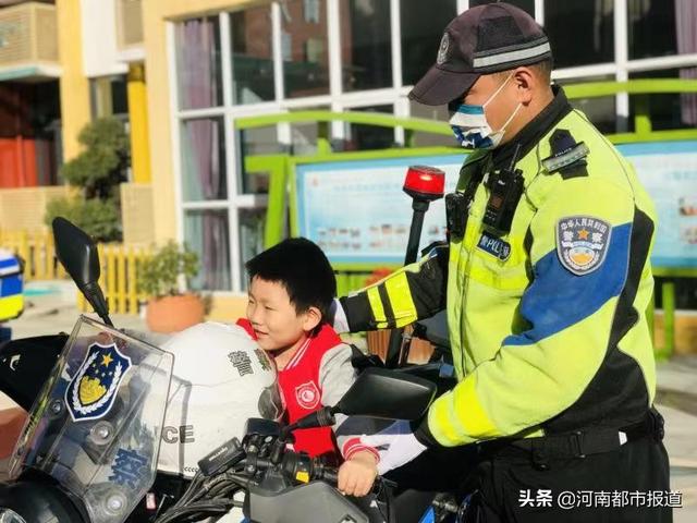 安全童行 健康成长交警六大队开展幼儿交通安全教育活动