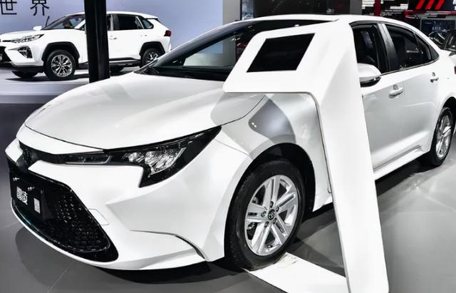 同样都是混合动力，丰田雷凌油电混合版与秦PLUS  DM-i谁更强？