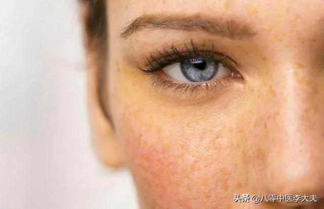 脸上有黑点，胸口针扎一样疼，眼圈发黑，嘴唇发黑，是瘀血造成的