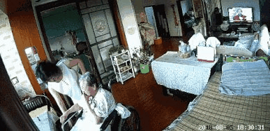 生个孩子，就能防止被护工欺负？别傻了，你的孩子很忙