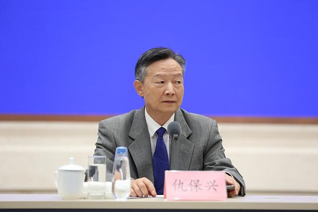 一边大量房产空置，一边刚需买不起房，怎么破局？老干部5字方案