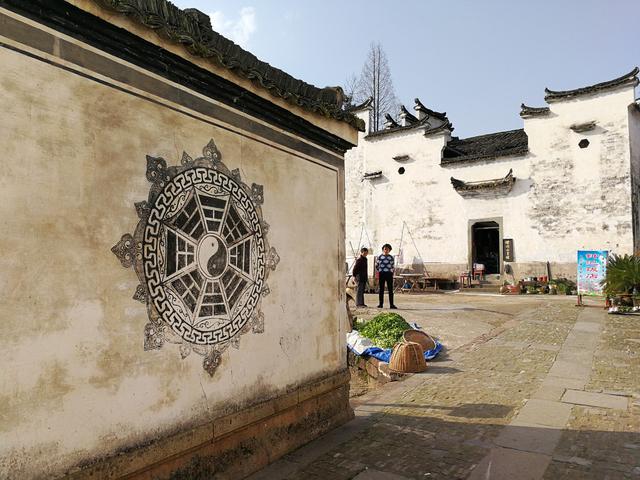 浙江蘭溪諸葛村，丞相祠堂正門爲何築起圍牆，只開兩側小門？