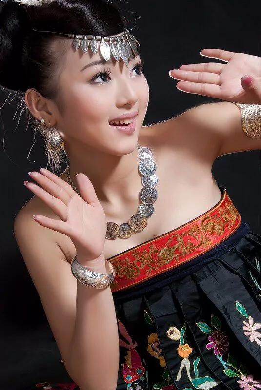 苗寨美女，穿著幾乎在苗區都消失的特色苗族服飾，美得讓人心醉