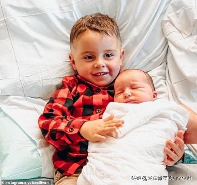 TikTok感人时刻：蹒跚学步的男孩第一次看到自己刚出生的弟弟