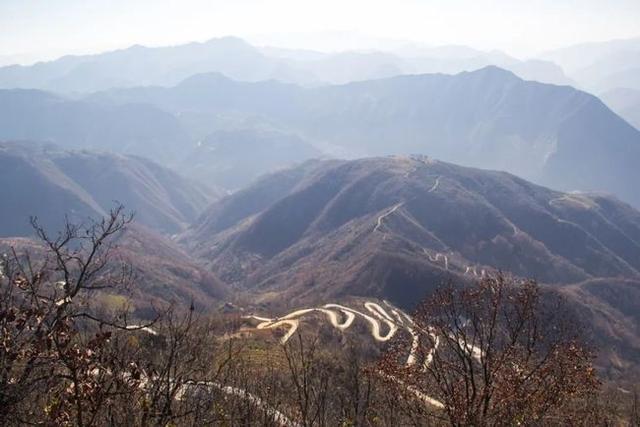 一山一路孤零零一棟老房子，秦嶺鎮安海棠山，山頂還住著一戶人家