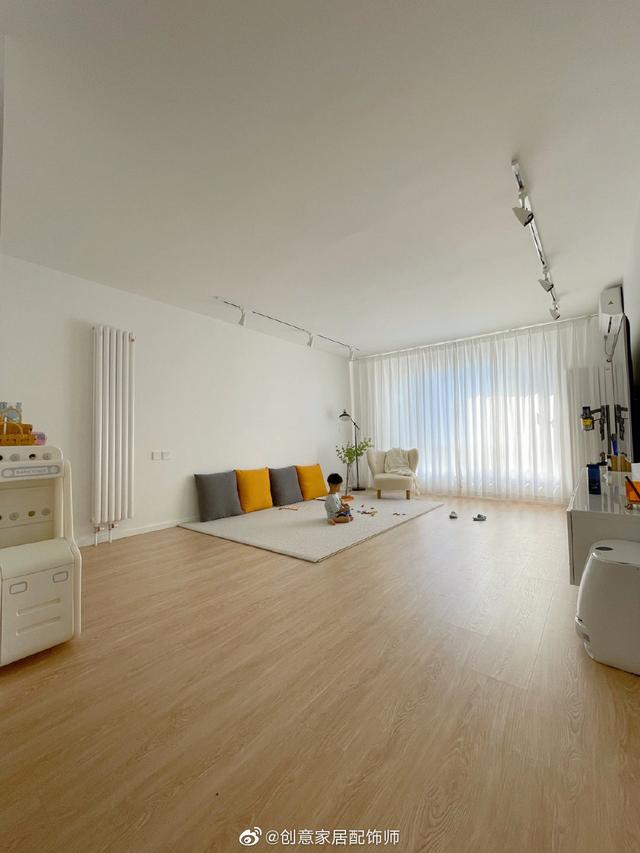 没有比这还简单的家了吧？空无一物，孩子们的玩乐天堂