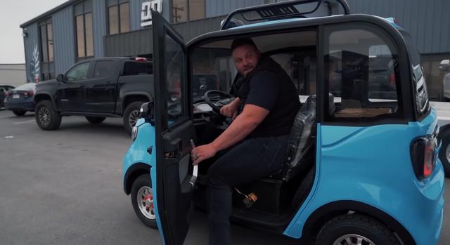 美国佬看不上我国电车，图便宜花2000买来试驾，却爱上了中国制造