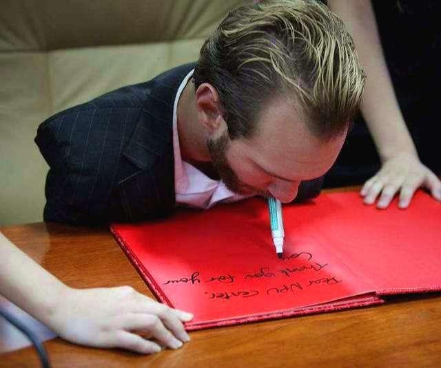 生来无四肢，母亲四个月不敢抱，40年后小男孩活成了什么样