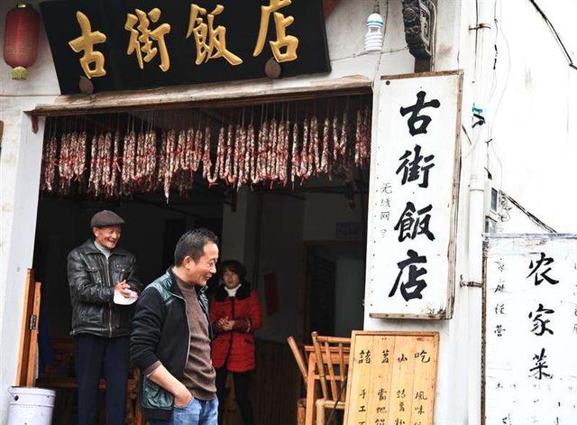 浙江蘭溪諸葛村，丞相祠堂正門爲何築起圍牆，只開兩側小門？