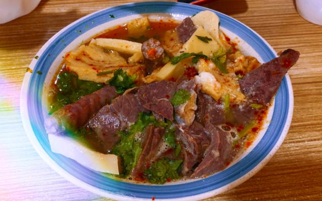 新疆美食太怪了！面肺子、米腸子、烤包子、油塔子、拉條子......