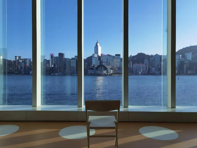 去香港藝術館，居然可以坐在藝術品上看海、看雲、看船？