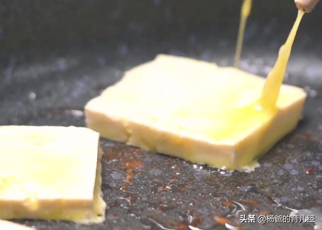 五花肉这样吃太美味，搭配芹菜和豆腐，营养又解馋，孩子特爱吃