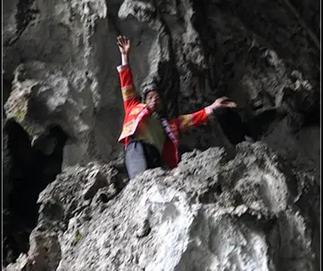 貴州背屍人：徒手將棺材背上懸崖，三天不吃不睡，峭壁上全是棺材