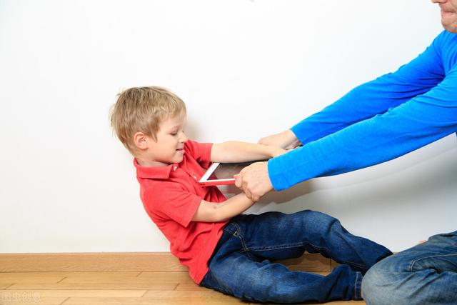 不看电视、不玩手机、不吼不骗，想孩子不捣乱，让他一起忙就得了