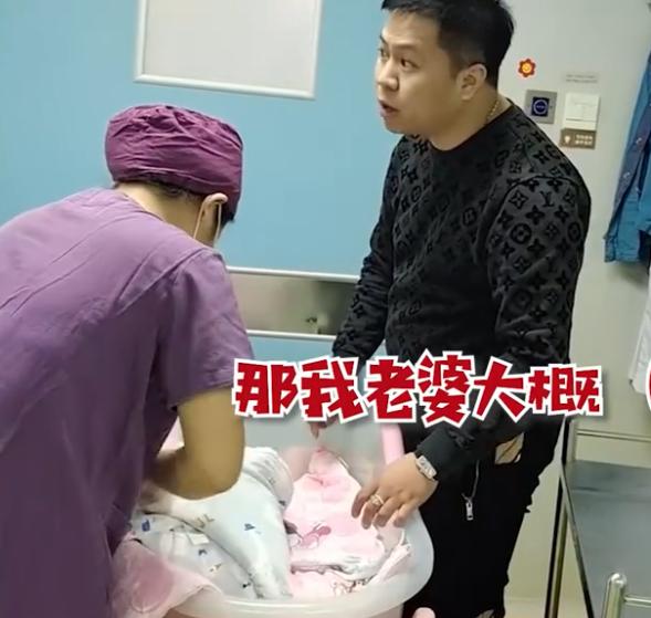 广东一男子见到刚出生的宝宝后满脸敷衍，随后的反应让网友羡慕了