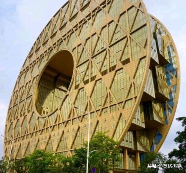 美國遊客到廣州旅行，看到銅錢大廈後直言：這設計很奇怪