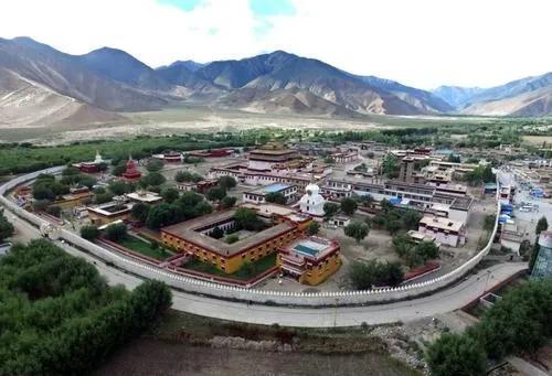 藏在懸崖上的寺廟，1300多年曆史，如今成小衆景點