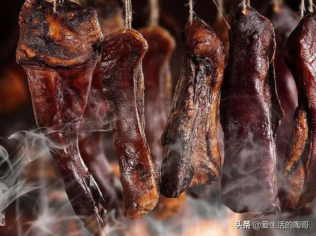 冬至到，不管有钱没钱，吃2菜，食2肉，饮2茶，忌2味，健康过冬