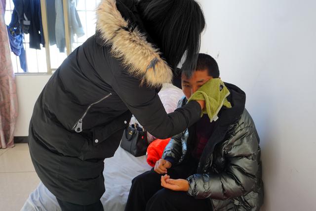 妈妈每晚搂着16岁的儿子睡觉，不开灯讲故事哄他：睡着了就不饿了