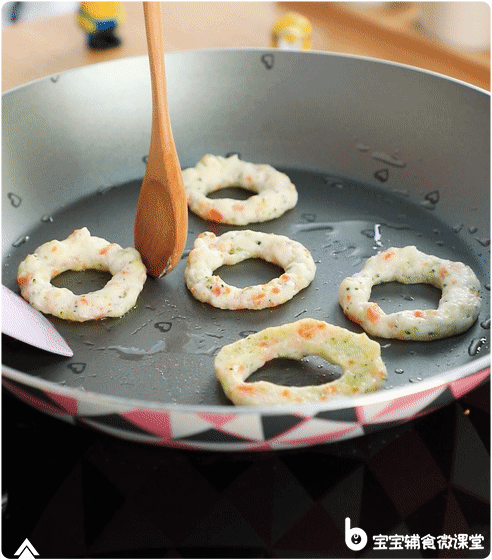 不想以后喂饭累死，3岁前父母得先忍忍忍