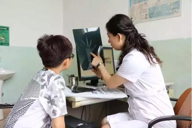 2种饭可能会“偷”走娃的身高，别再给娃吃了，医生：饮食要营养