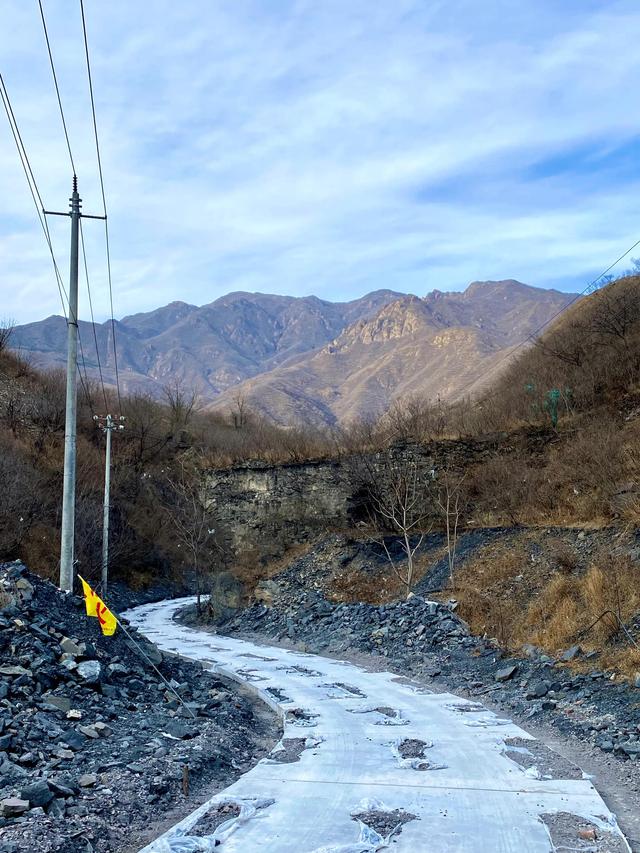 古道冰泉沿柳溝 懸崖道觀盛泉岩