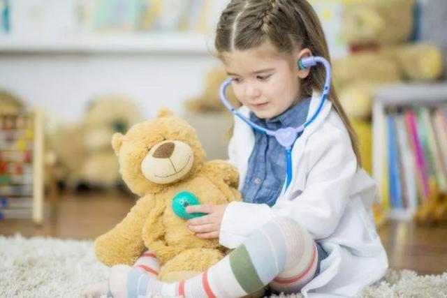 有一种“假装”让孩子成长：过家家不仅提高模仿力，好处意想不到