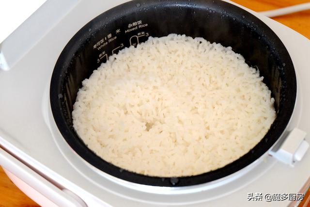 孩子要吃咖喱饭，妈妈做了份圣诞款咖喱牛肉蛋包饭，孩子特开心