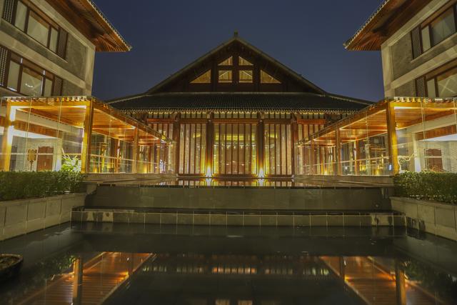 廣東旅行，發現一座禅修酒店，造型像古代宮殿，建築大有來頭